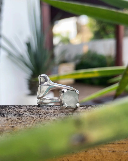 bague baleine et pierre blanche