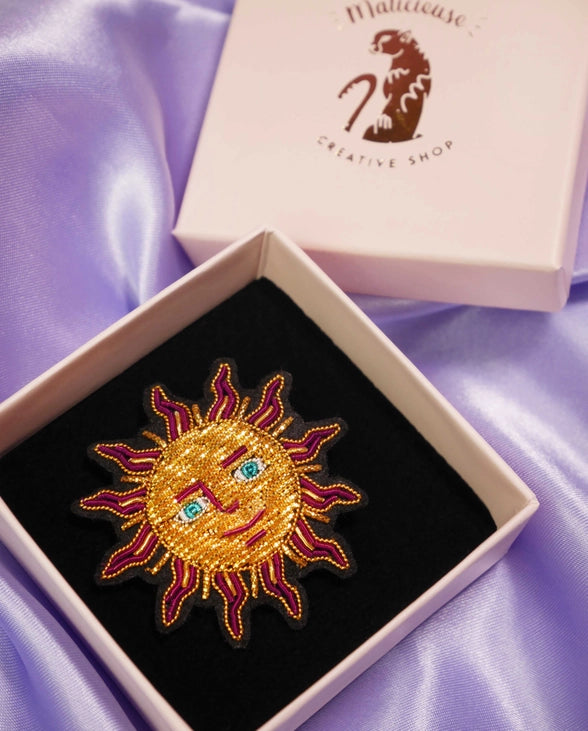 Broche soleil brodée à la main