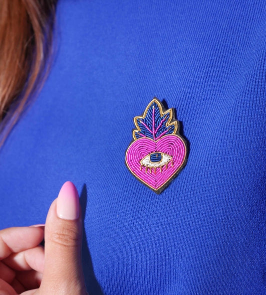 Broche ex-voto brodée à la main