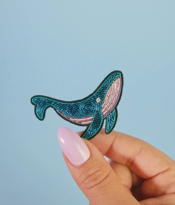 Broche baleine brodée à la main