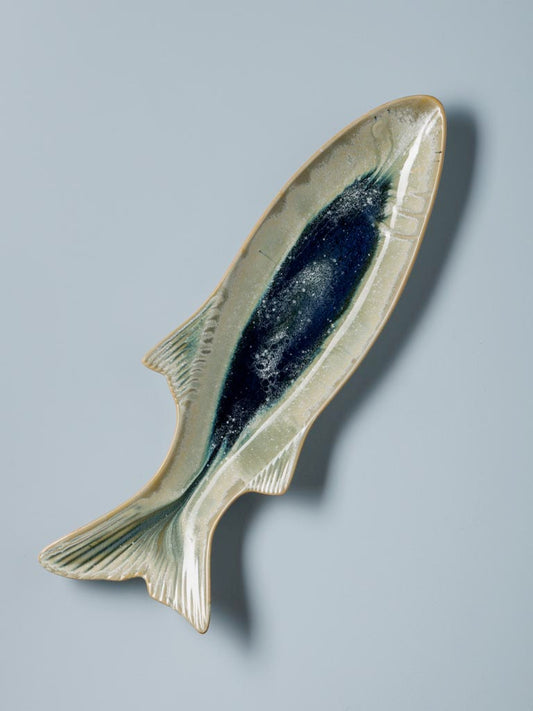 Plat poisson allongé nuage