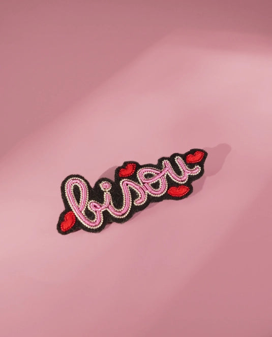 Broche bisou brodée à la main