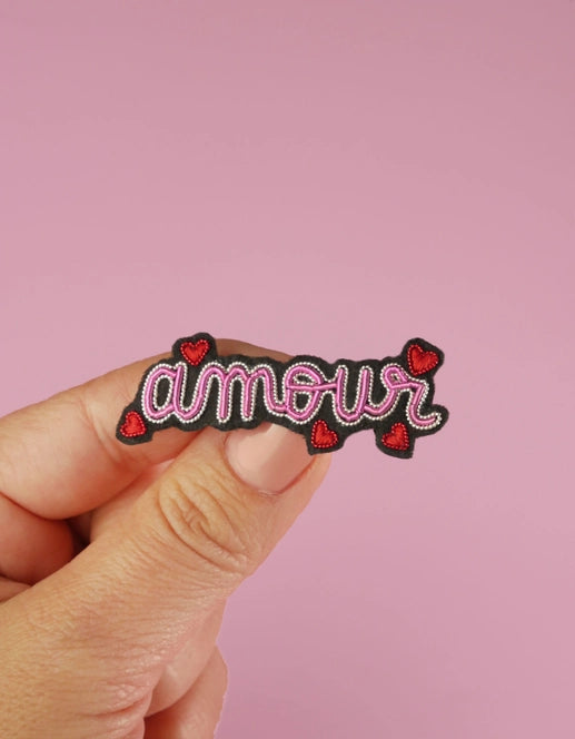 Broche amour brodée à la main
