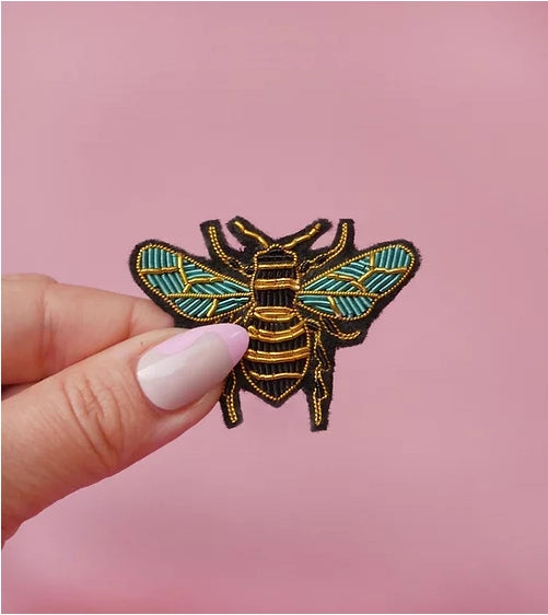 Broche abeille brodée à la main