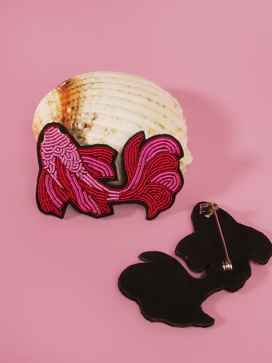 Broche carpe koi brodée à la main