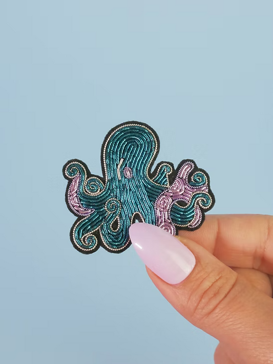 Broche pieuvre brodée à la main