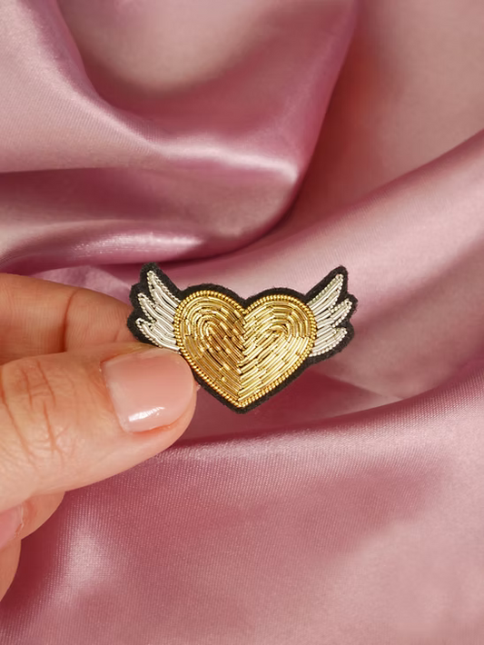 Broche coeur ailé brodée à la main