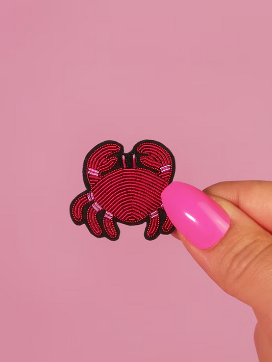 Broche crabe brodée à la main