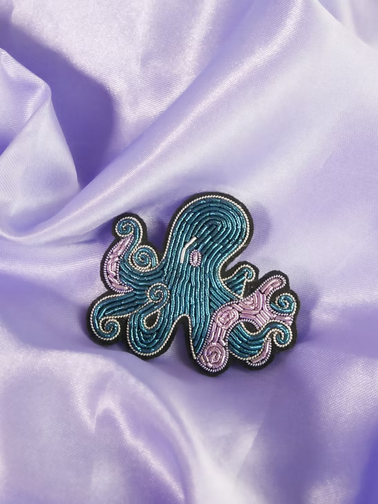 Broche pieuvre brodée à la main