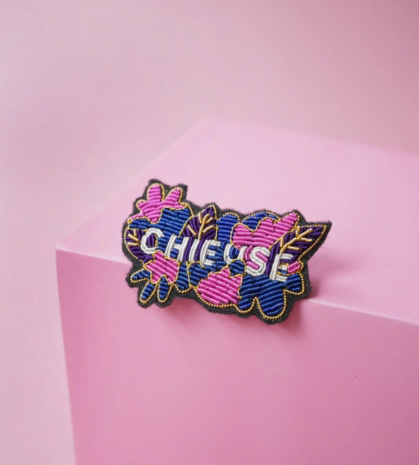 Broche chieuse brodée à la main