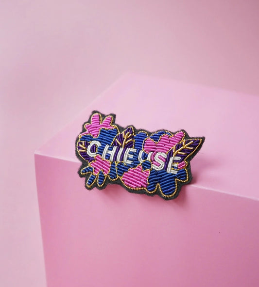 Broche chieuse brodée à la main