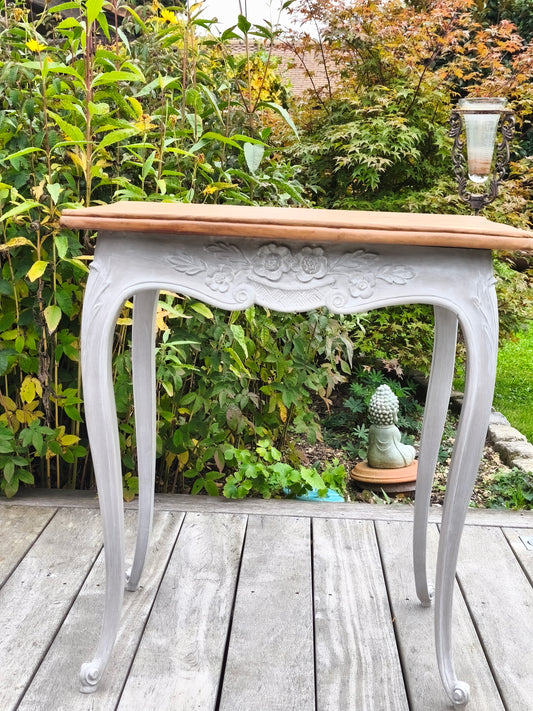 Table au bouquet de fleurs sculptées