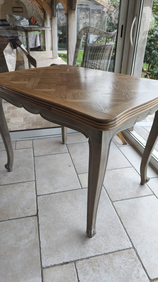 Table en chêne – Plateau en marqueterie, deux rallonges