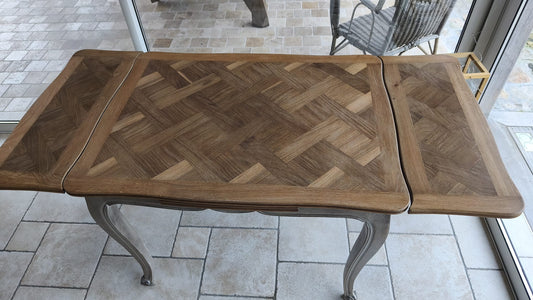 Table en chêne – Plateau en marqueterie, deux rallonges