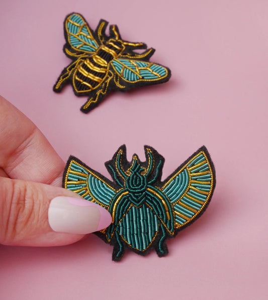 Broche abeille brodée à la main