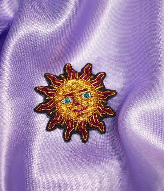 Broche soleil brodée à la main