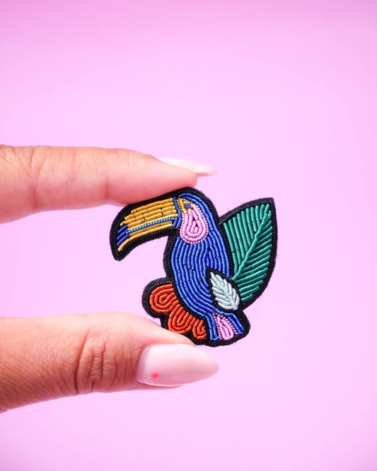 Broche toucan brodée à la main