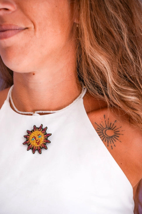 Broche soleil brodée à la main