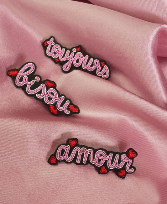 Broche amour brodée à la main