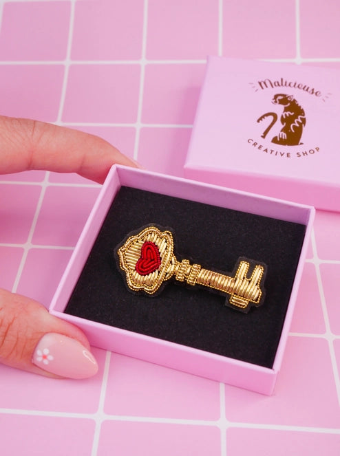Broche clé du coeur brodée à la main