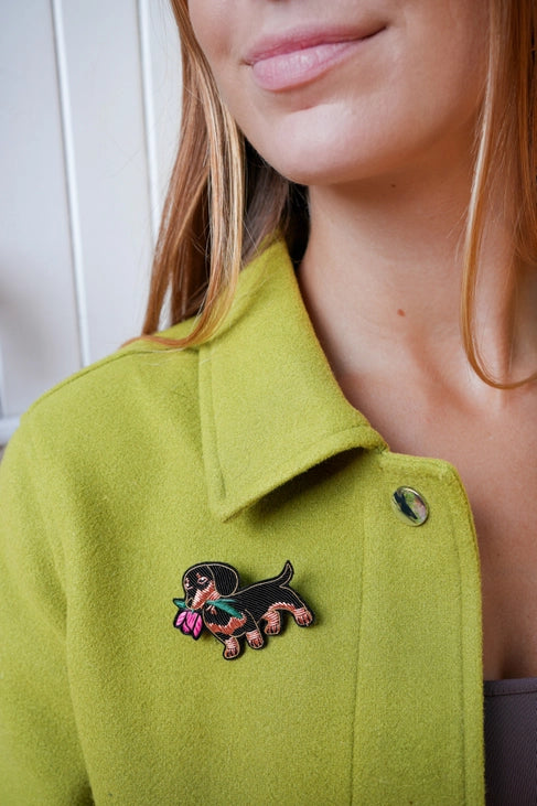 Broche teckel brodée à la main